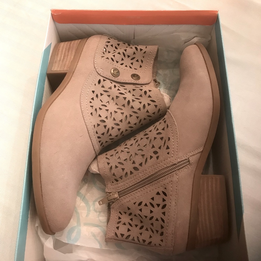 NWT BareTraps Taupe Garin Suede Ankle Booties with Laser Cutout Design - Picture 6 of 8